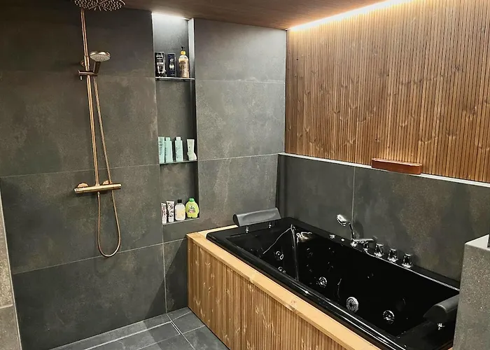 Private With Hot Tub & Sauna