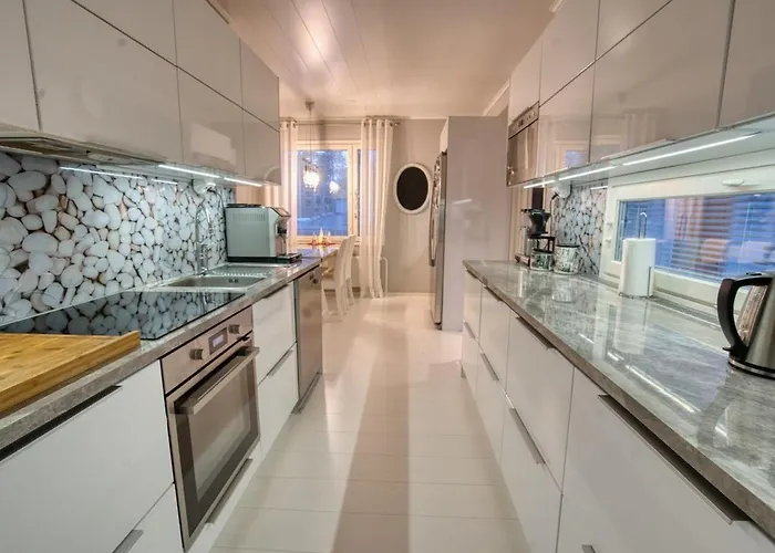 Private With Hot Tub & Sauna Βίλα